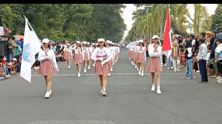 SISWI SMA BINA KARYA TOBELO TAMPIL KOMPAK DALAM GERAK JALAN INDAH HUT RI DI HALMAHERA UTARA