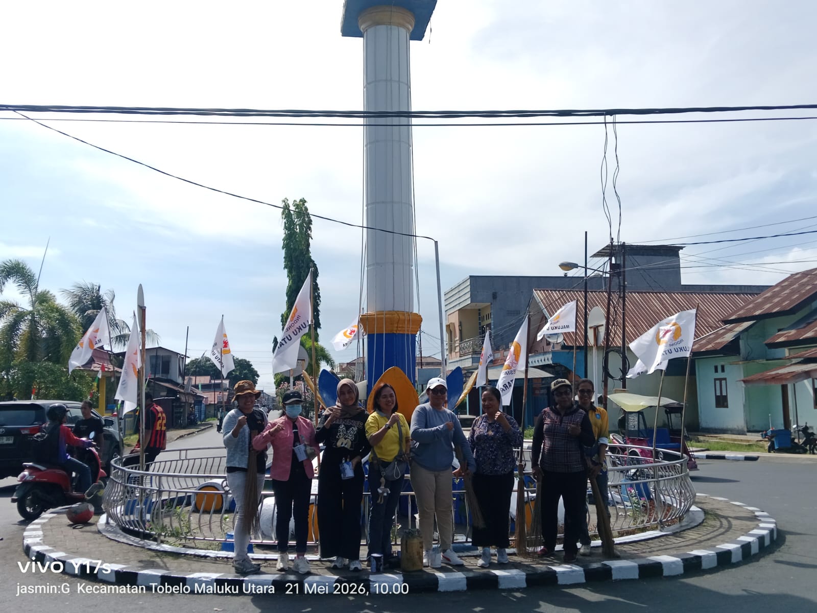 Jelang HUT ke-23, Dinas PUPR Halmahera Utara Bersihkan Area Tugu Hibualamo Tobelo